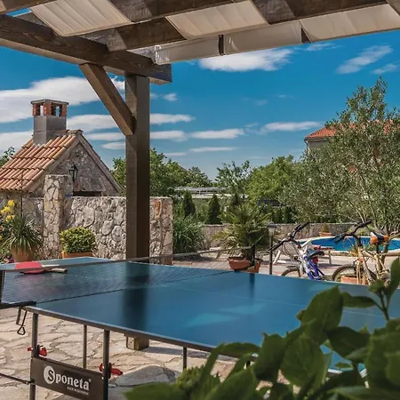 Holiday home 3 Bedroom Beautiful In Zemunik Gornji