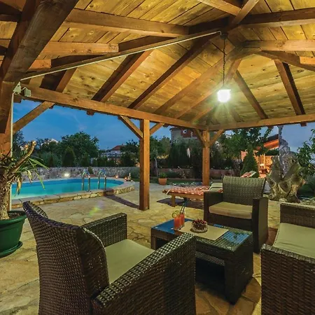 Holiday home 3 Bedroom Beautiful In Zemunik Gornji