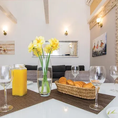 Holiday home 3 Bedroom Beautiful In Zemunik Gornji *