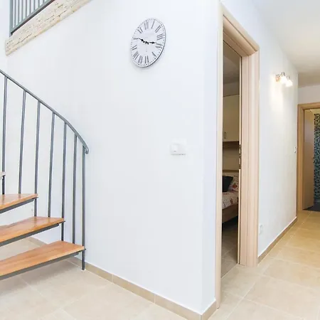 Holiday home 3 Bedroom Beautiful In Zemunik Gornji