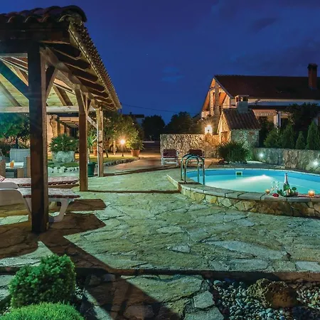 3 Bedroom Beautiful In Zemunik Gornji Holiday home *