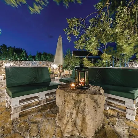 3 Bedroom Beautiful In Zemunik Gornji Holiday home *