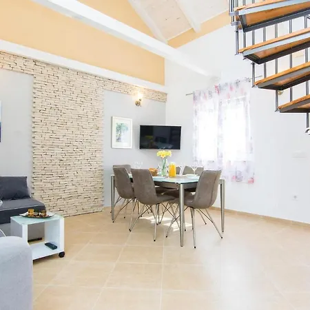 Holiday home 3 Bedroom Beautiful In Zemunik Gornji *