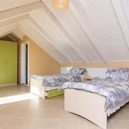 3 Bedroom Beautiful In Zemunik Gornji Holiday home