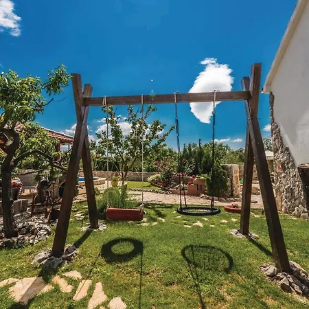 Holiday home 3 Bedroom Beautiful In Zemunik Gornji