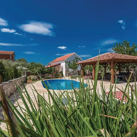 3 Bedroom Beautiful In Zemunik Gornji Holiday home *
