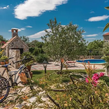 Holiday home 3 Bedroom Beautiful In Zemunik Gornji