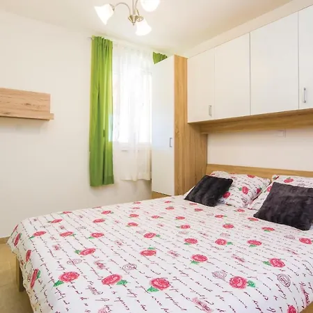 3 Bedroom Beautiful In Zemunik Gornji * Vlasnovic